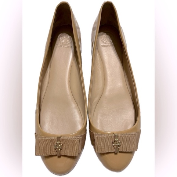 Tory Burch Shoes - TORY BURCH ‘Trudy’ Gold Logo-Bow, Beige Patent, Ballet Flat, Sz 8.5M